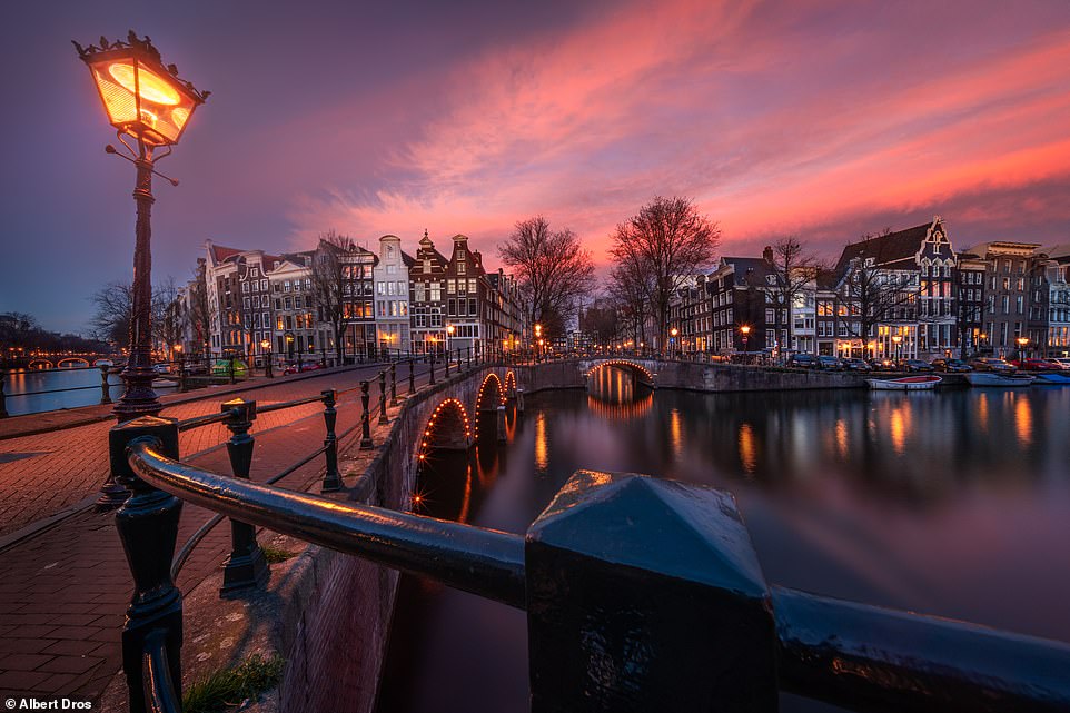 Albert writes on his website: 'The introduction shot was shot from the Hilton Skylounge. I went here over 10 times to get the conditions I wanted. On top of that I wanted to make photos and shoot timelapses during the New Year's Eve of 2019. I rented a suite for 800 euros for the night, but it was completely fogged up for the whole night, so I had zero usable footage'
