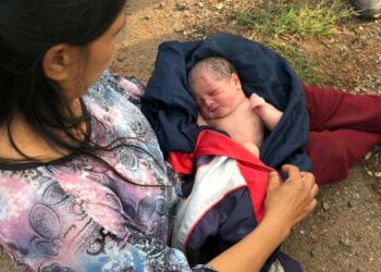 Newborn baby girl found abandoned without any clothes under tree in field – World News