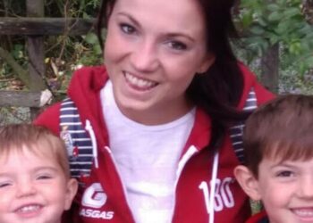 ‘One in a million’ mum, 23, collapses and dies in front of children on family walk